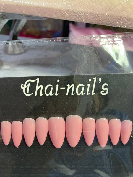 Ongles faux rose élégant