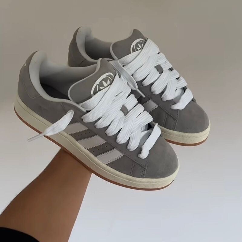 Baskets en daim gris tendance