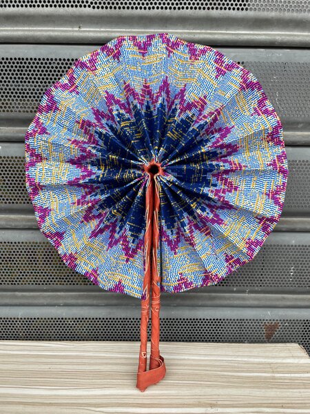 Éventail pliant coloré artisanal