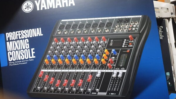 Table de mixage Yamaha professionnelle