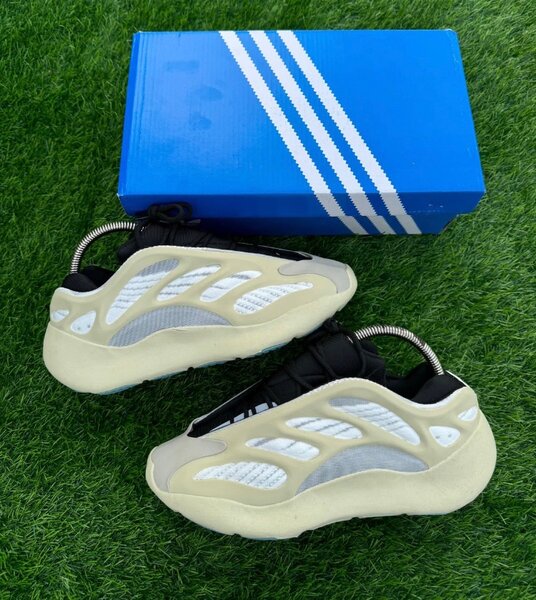 Adidas Yeezy 700 V3