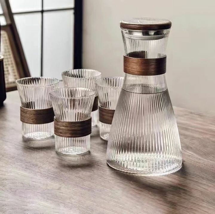 Carafe en verre avec gobelets