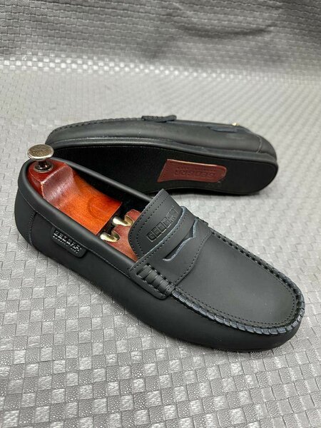 Mocassins en cuir noir élégants