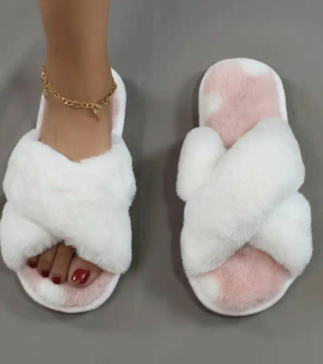 Плюшевые тапочки.