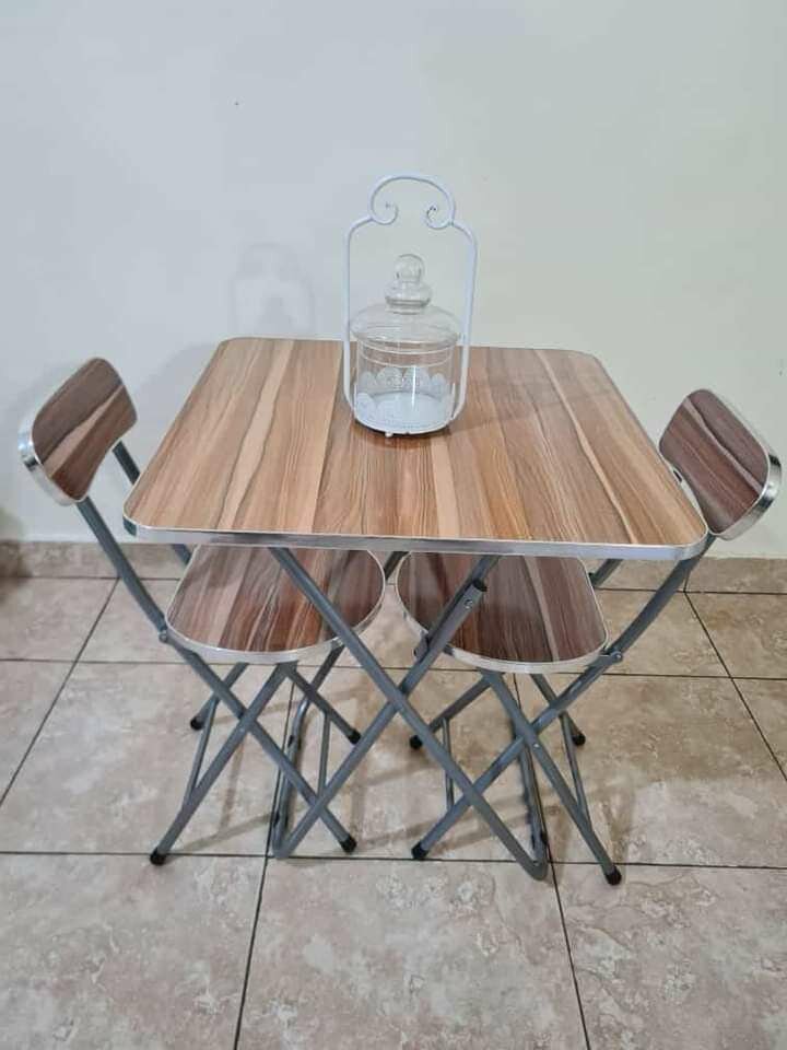 Table et chaises en bois