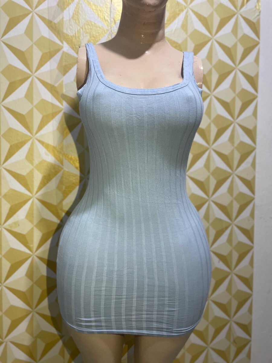 Robe moulante sans manches