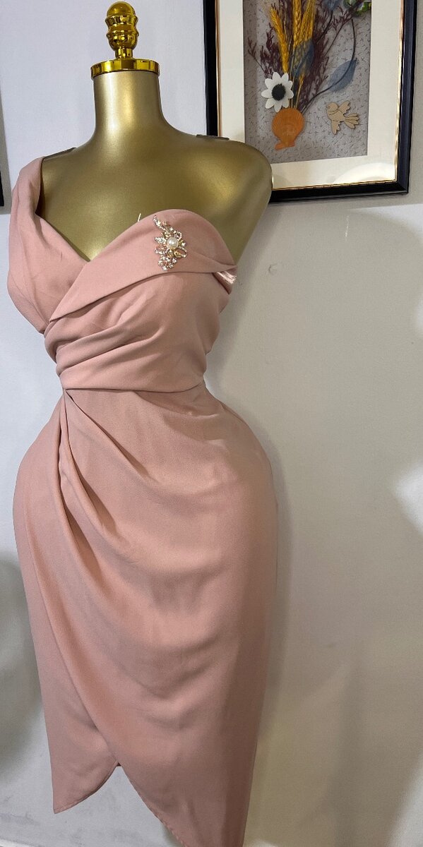 Robe élégante épaule dénudée