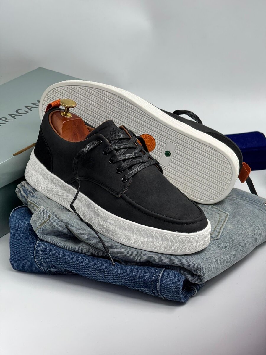 TIMBERLAND BLACK AND WHITE