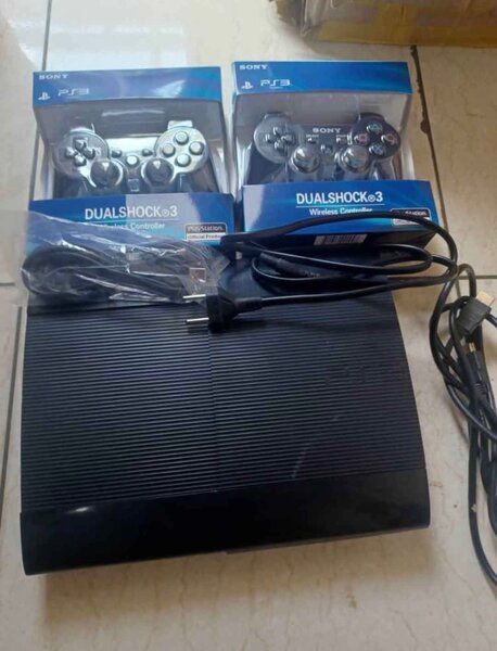 Console Sony PS3 avec Manettes
