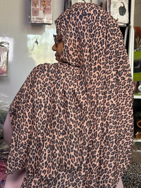 Hijab motifs léopard élégant