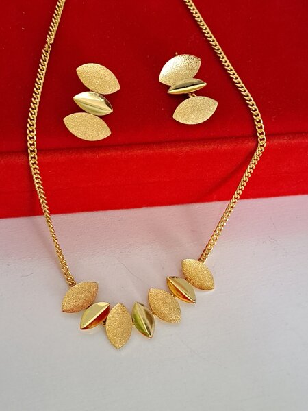 Parure Collier et Boucles Élégants