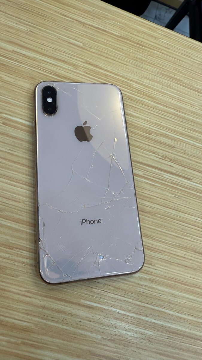 iphone XS 64giga tout passe dos et écran fissuré rapide prix