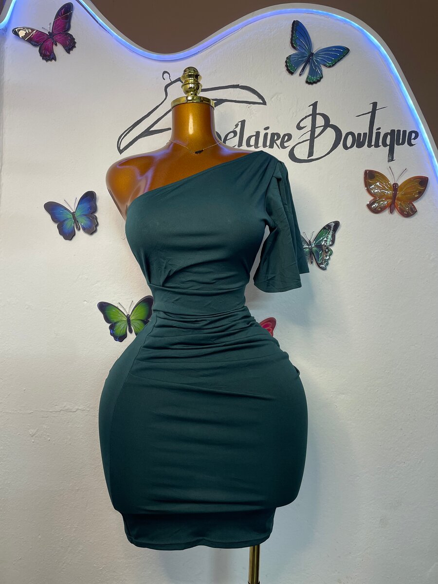 Robe élégante à une épaule