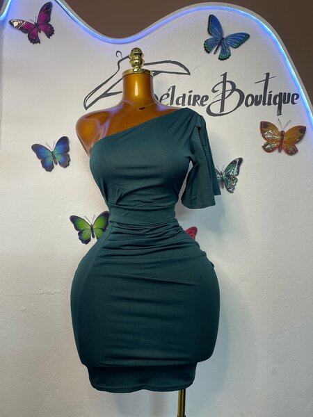 Robe élégante à une épaule