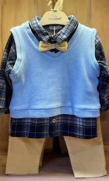 Комплект из кофты, рубашки и брюк для малышей