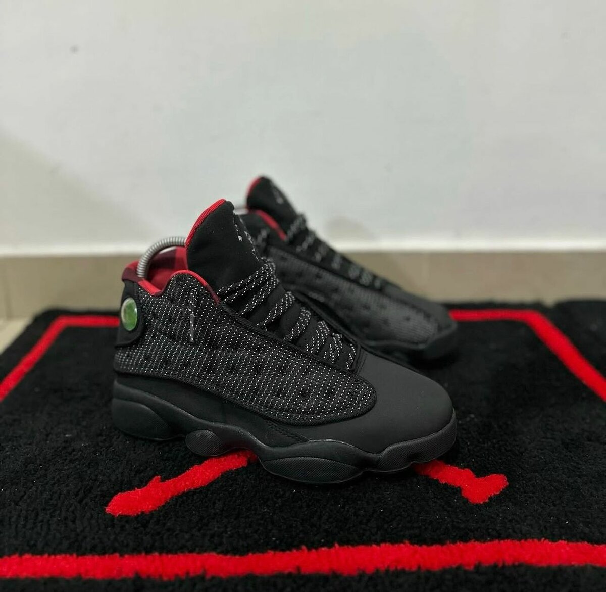 Baskets noires et rouges stylées