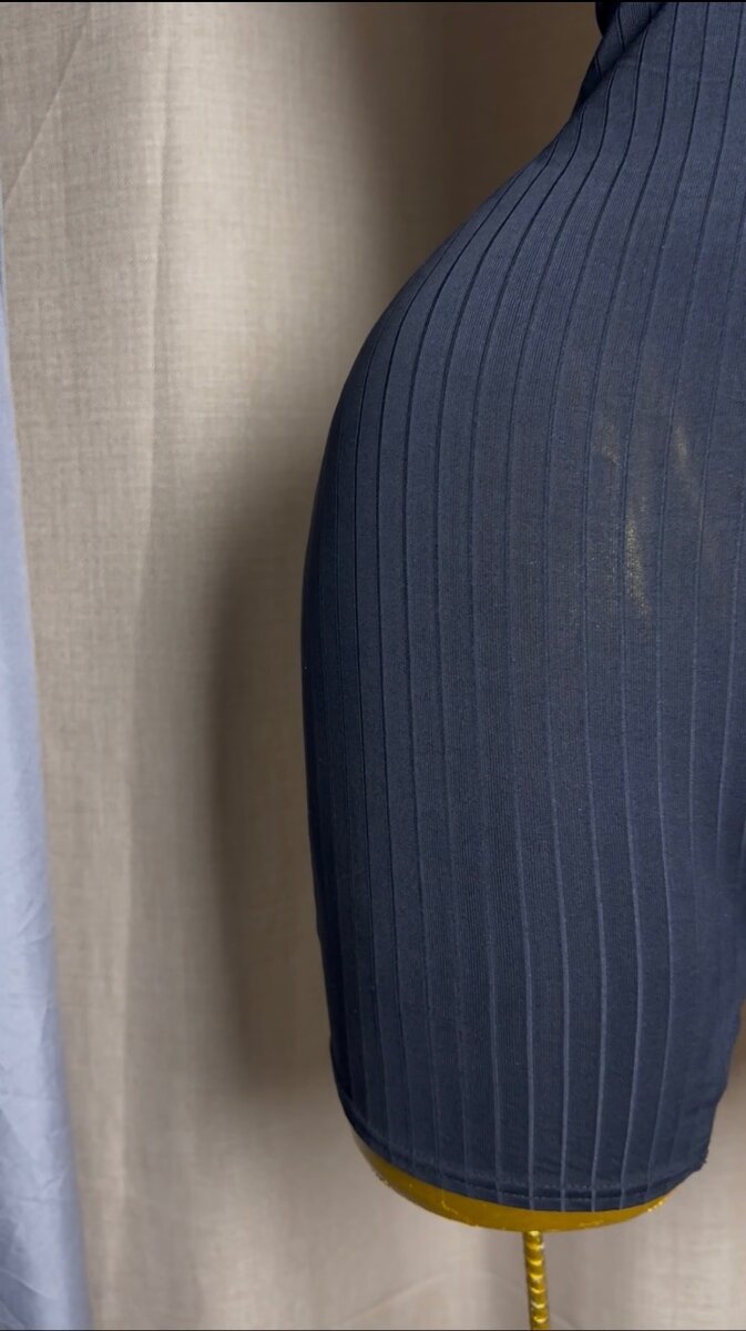 Combinaison moulante à bretelles