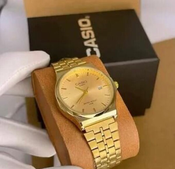 Montre dorée élégante Casio