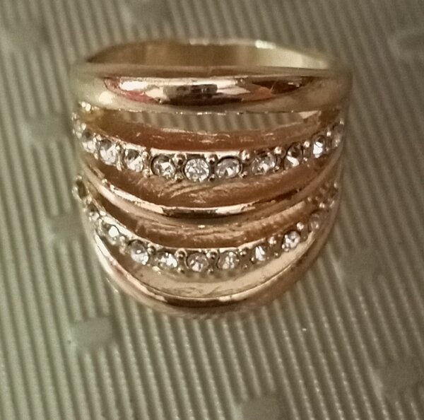 Elegant ring