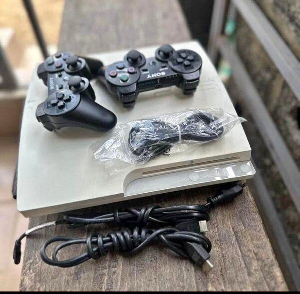 Console Sony PS3 avec manettes