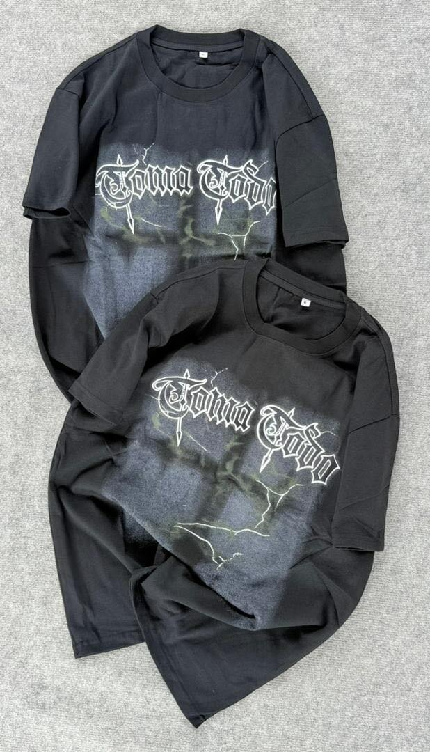 T-shirt noir graphique tendance