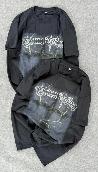 T-shirt noir graphique tendance