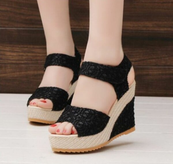 Sandales compensées noires élégantes