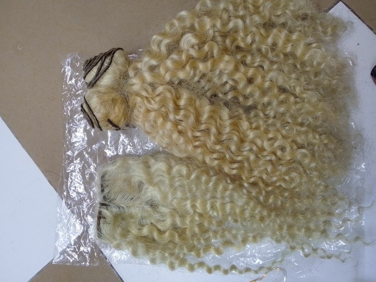 Extensions bouclées blondes