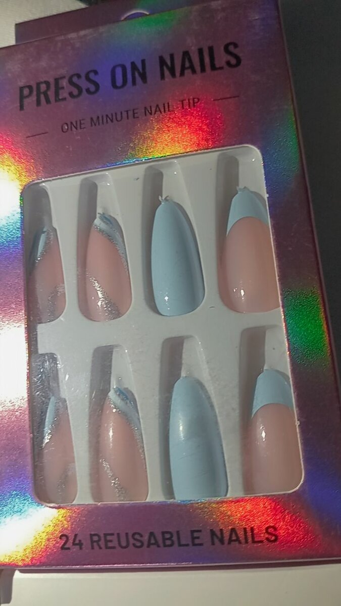 Faux ongles confectionner à la machine avec design