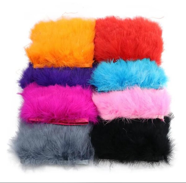 Plumes décoratives colorées