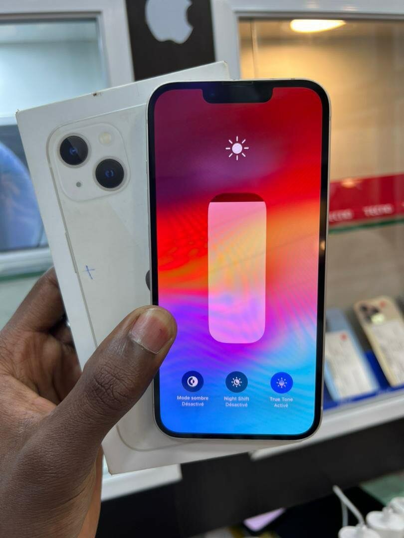 iPhone 13 128go quasi neuf importe avec sons cartons