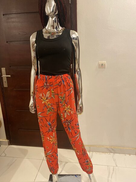 Pantalon fleuri rouge femme