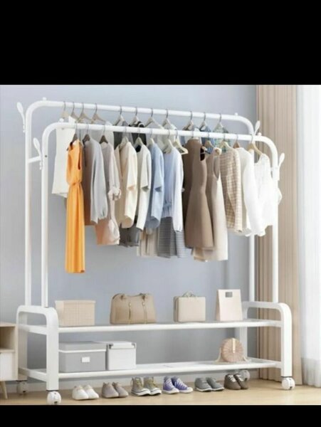 Porte-vêtements à roulettes avec étagère