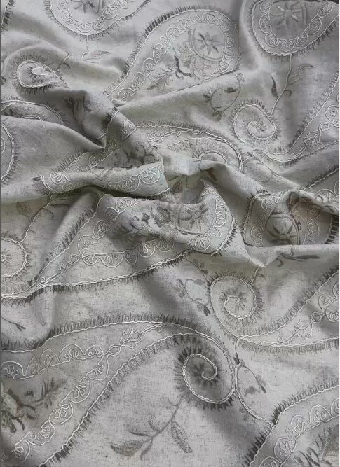 Красивая ткань с вышивкой