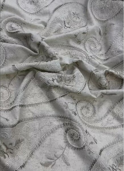 Красивая ткань с вышивкой