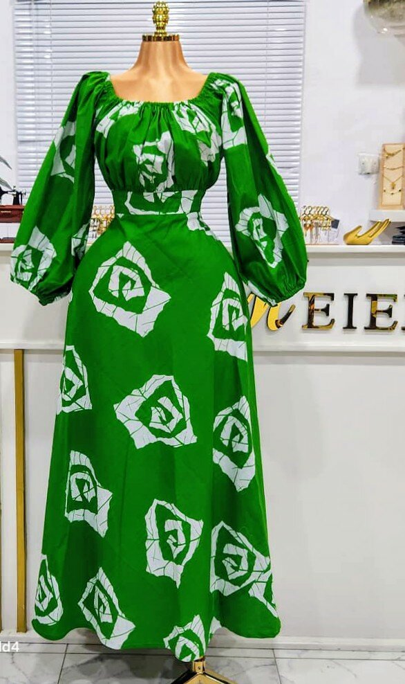 Robe longue élégante à manches bouffantes