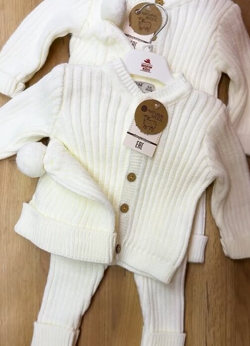 Красивый белый костюмчик: шапочка, брюки и кофтачка.