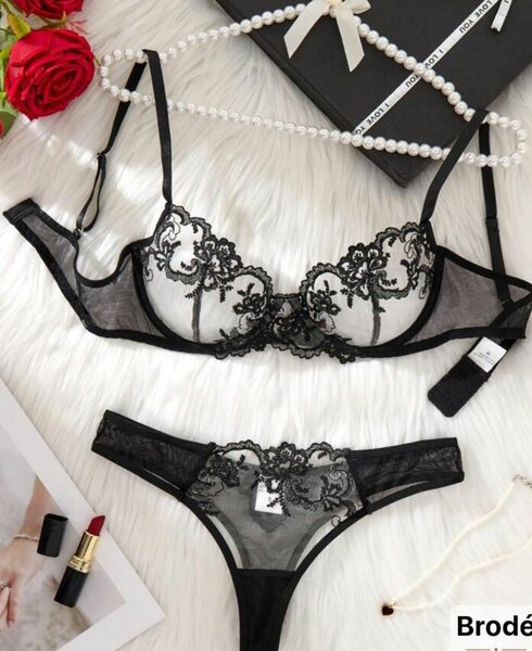 Ensemble de lingerie brodée