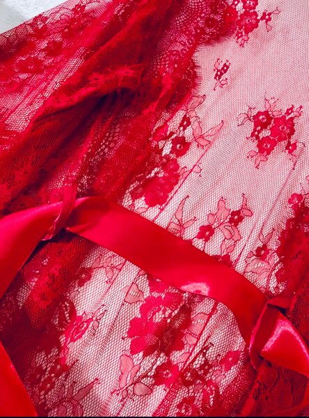 Robe en dentelle rouge