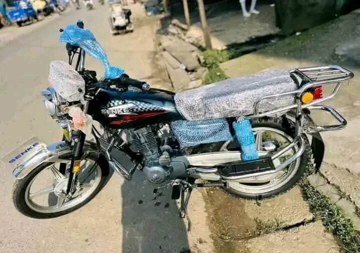 Moto SENKE puissante et élégante