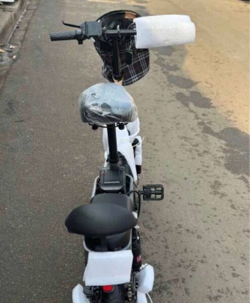 Vélo électrique pliant compact