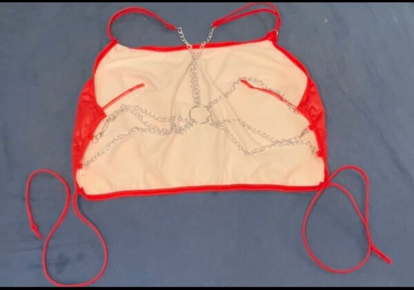 Top court rouge avec chaînes