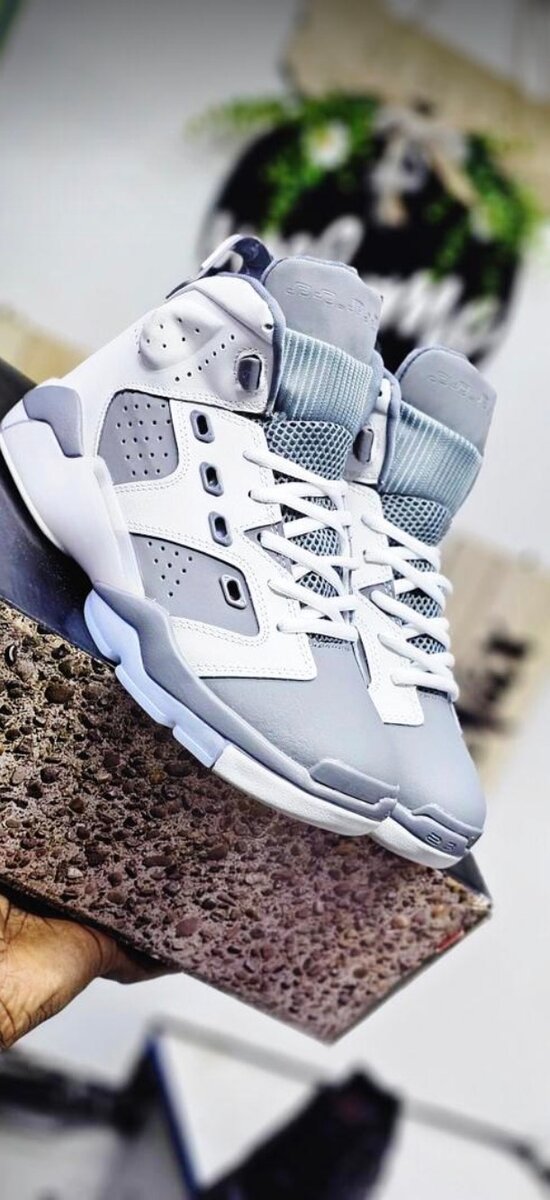 Chaussures de sport blanches et grises