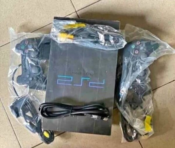 Console de jeu PS2 avec manettes