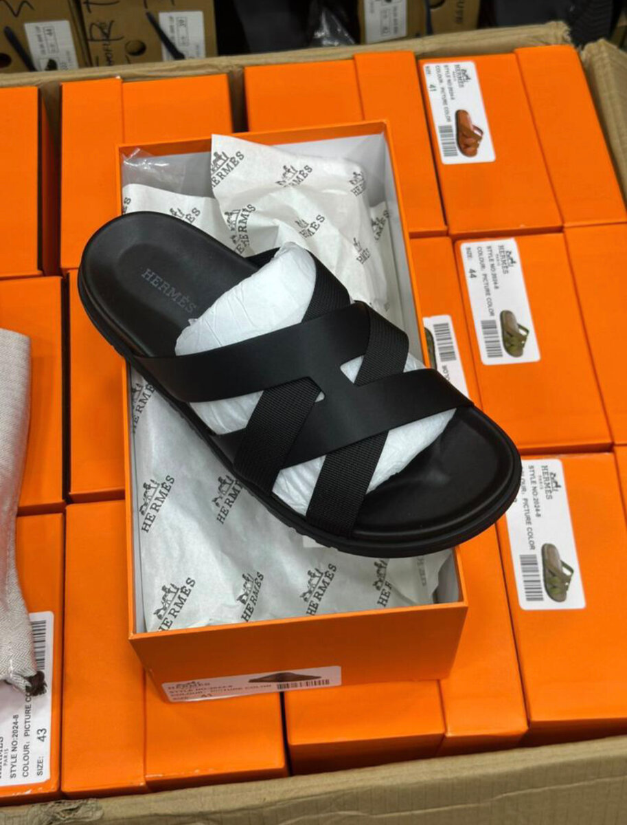 Sandales croisées noires élégantes