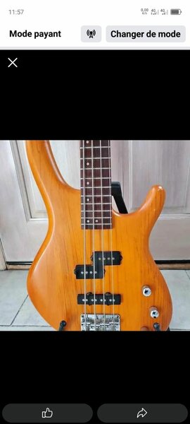Guitare basse en bois naturel