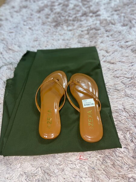 Sandales élégantes avec la jup