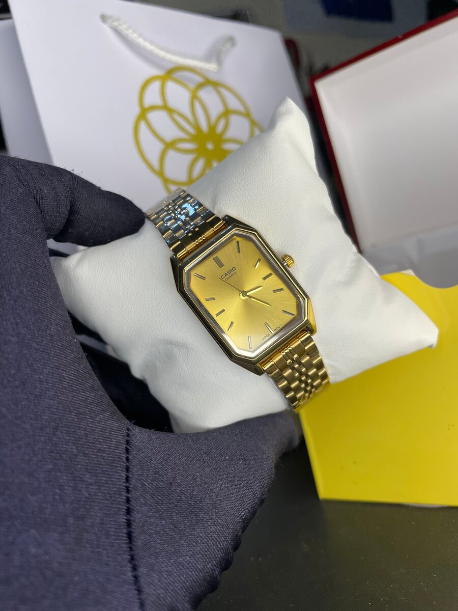 Montre femme dorée élégante