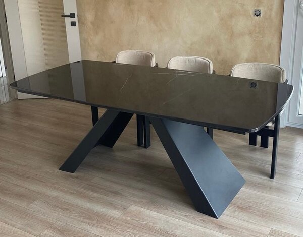 Table moderne en verre noir