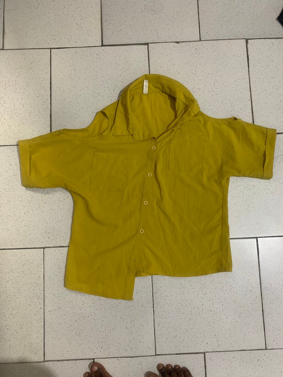 Chemise à capuche jaune
